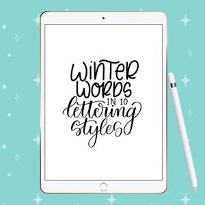 Puede incluir: Una tableta blanca con un borde dorado muestra el texto "Winter words lettering in 10 styles" en fuente cursiva negra. Un lápiz blanco está colocado a la derecha de la tableta.