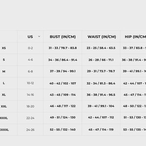 K&ouml;nnte beinhalten: Gr&ouml;&szlig;entabelle mit US-Gr&ouml;&szlig;en, Brust-, Taillen- und H&uuml;ftma&szlig;en in Zoll und Zentimetern. Die Gr&ouml;&szlig;en reichen von XS bis XXXXL.
