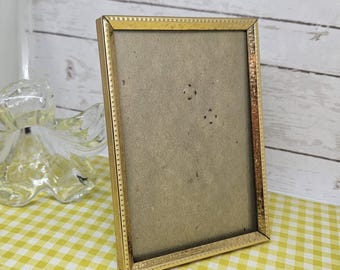 Marco de metal dorado estampado de 3,5 x 5 pulgadas - Soporte horizontal o vertical - Sin opciones para colgar - Estilo vintage (ver descripción para más detalles)