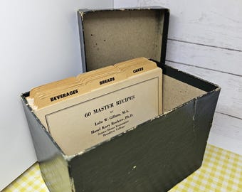 Caja de recetas de 4x6 pulgadas con 60 recetas maestras, de la década de 1920, con secciones de pestañas. Vea las fotos y la descripción para más detalles.
