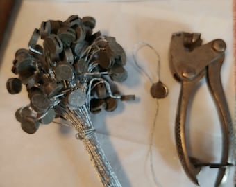 Sellos de plomo y alambre, con prensa: obtiene el paquete de alambre y plomo con la herramienta de prensa.