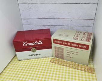 Latas de recetas retro. Elija entre una variedad de recetas chinas o Campbell's Half-Full en tarjetas de 3x5 pulgadas con secciones de pestañas. Consulte las fotos y la descripción para obtener más detalles.