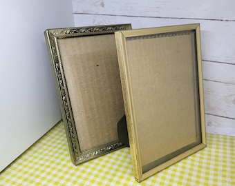 Marco de metal dorado de 5 x 7 con bordes biselados estampados con vidrio; algo de pátina de envejecimiento, elija un marco; consulte las medidas detalladas en la descripción