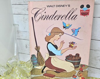 Cenicienta de Disney de 1974. El único daño es en el exterior. Vea las fotos y la descripción para más detalles.