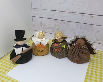 Juego de manualidades de Acción de Gracias de los años 80 o 90 hecho a mano de cuatro piezas: niño y niña peregrinos, pavo y espantapájaros (ver descripción para más detalles)