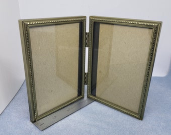 Marco de fotos dorado con bisagras de 5 x 7 pulgadas: se coloca verticalmente o se cuelga en una ventana vertical u horizontal; consulte la descripción para obtener más detalles.