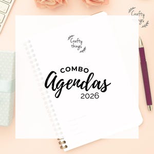 Puede incluir: Una agenda blanca con espiral con el texto "COMBO Agendas 2026" en un estilo manuscrito. La portada también presenta el texto "Crafty things" y elementos florales decorativos. Un bolígrafo morado descansa a la derecha.