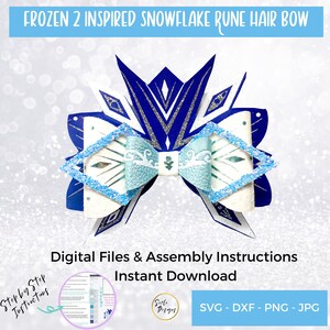 Op de afbeelding: Een blauwe en witte sneeuwvlok-haarband met een lichtblauwe strik in het midden. De strik is gemaakt van vilt en heeft een glitterafwerking. De haarband is geïnspireerd op de film Frozen 2. De afbeelding bevat de tekst "Frozen 2 Inspired Snowflake Rune Hair Bow" en "Digital Files & Assembly Instructions Instant Download SVG - DXF - PNG - JPG".