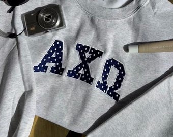 Felpa girocollo ricamata a pois / Felpa girocollo grigia della confraternita / Felpa grigia della confraternita / Abbigliamento della confraternita / Abbigliamento greco