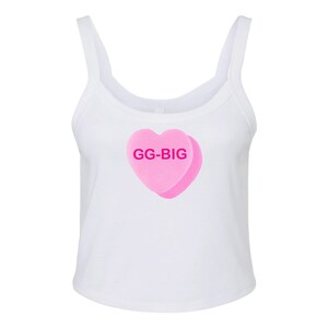K&ouml;nnte beinhalten: Wei&szlig;es Tanktop mit einem rosafarbenen herzf&ouml;rmigen Bonbon mit dem Text "GG-BIG" darauf.