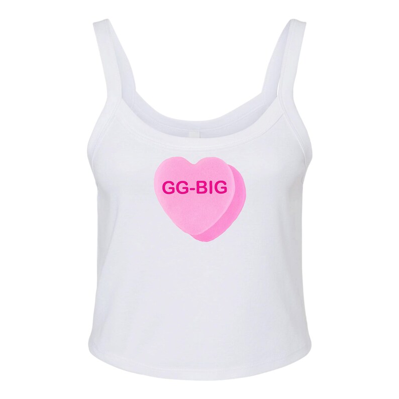 K&ouml;nnte beinhalten: Wei&szlig;es Tanktop mit einem rosafarbenen herzf&ouml;rmigen Bonbon mit dem Text "GG-BIG" darauf.