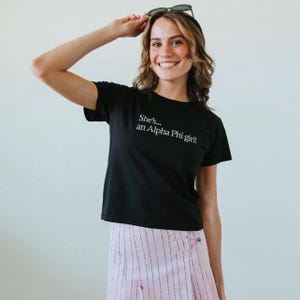 It Girl Baby T-Shirt / Schwarzes Sorority T-Shirt / Schwarzes Sorority T-Shirt / Schwarzes Sorority Shirt / Sorority Apparel / Griechisches Kleid