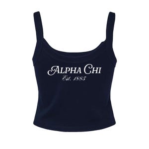 以下が含まれることがあります： 白文字で「ALPHA CHI Est. 1885」と書かれたネイビーブルーのタンクトップです。