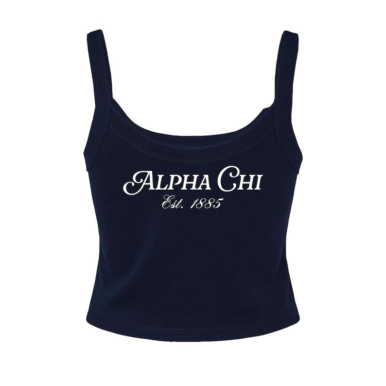 以下が含まれることがあります： 白文字で「ALPHA CHI Est. 1885」と書かれたネイビーブルーのタンクトップです。