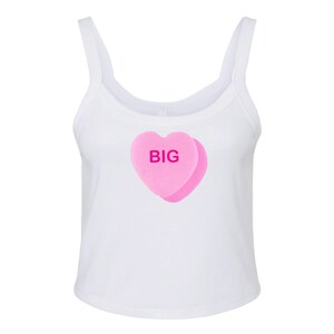 K&ouml;nnte beinhalten: Wei&szlig;es Tanktop mit einem rosafarbenen herzf&ouml;rmigen Bonbon, auf dem das Wort "BIG" steht.