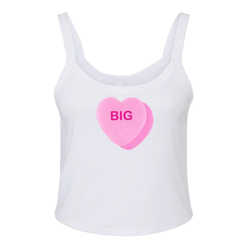 K&ouml;nnte beinhalten: Wei&szlig;es Tanktop mit einem rosafarbenen herzf&ouml;rmigen Bonbon, auf dem das Wort "BIG" steht.