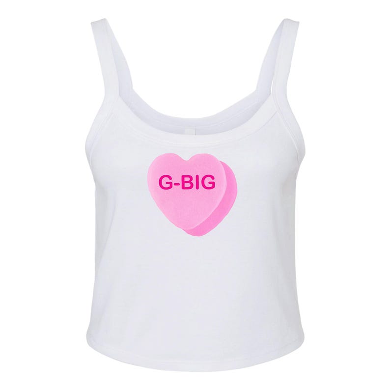 K&ouml;nnte beinhalten: Wei&szlig;es Tanktop mit einem rosafarbenen herzf&ouml;rmigen Bonbon mit dem Text "G-BIG" in rosa Buchstaben.