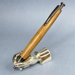 Stylo à bille « Click » fait main de style Parker en chêne du XVIIe siècle récupéré dans une église locale