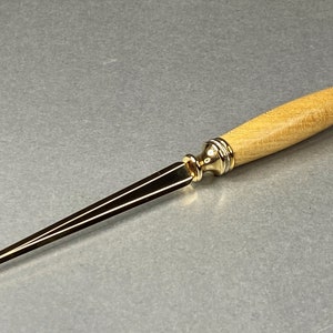 Abrecartas hecho a mano. Fabricado en madera de rompecabezas Money