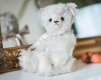 OOAK Mohair Teddybär: Eisbär mit Seidenschleife