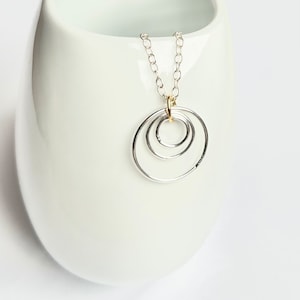 Naszyjnik z kółkiem ze srebra próby 925: złoty akcent, trzy kółka