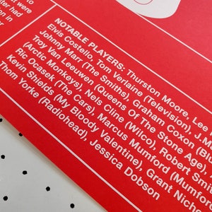 K&ouml;nnte beinhalten: Roter Hintergrund mit wei&szlig;em Text, der bemerkenswerte Gitarristen auflistet, darunter Elvis Costello, Tom Verlaine, Johnny Marr und Graham Coxon.