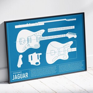 K&ouml;nnte beinhalten: Eine Blaupausen-Illustration einer Fender Jaguar E-Gitarre. Die Illustration zeigt die Gitarre in Einzelteilen, einschlie&szlig;lich Korpus, Hals und Kopfplatte. Der Text "Fender Jaguar" befindet sich am unteren Rand der Blaupause.