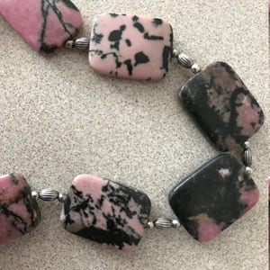Rhodoniet en zilveren ketting
