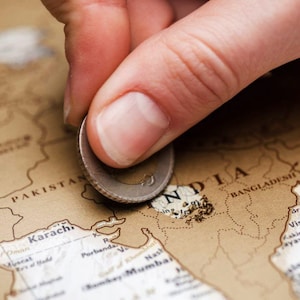 Cadeau pour ami voyageur - Meilleur cadeau de voyage pour homme et femme - Grattez la carte du monde avec des épingles