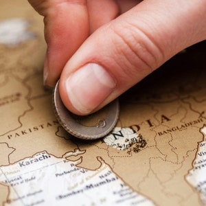 Cadeau d'anniversaire en papier pour elle et lui – Carte du monde à gratter avec des punaises – Cadeau de la Saint-Patrick pour elle et lui