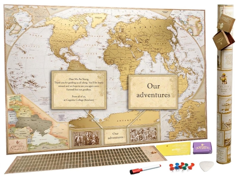 Peut inclure: Une grande carte du monde avec un rev&ecirc;tement en feuille d'or, sur fond blanc avec des continents d&eacute;taill&eacute;s. Elle comprend deux encadr&eacute;s rectangulaires avec du texte, un tube de rangement cylindrique, une grille d'autocollants dor&eacute;s, des punaises et un marqueur.