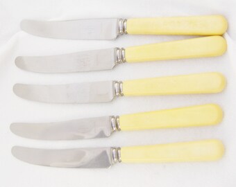 5 couteaux de table Unity ou Trustwell Sheffield couverts anciens manche composite jaune Art déco vintage