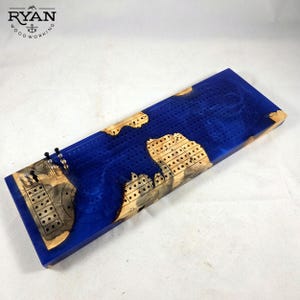 Premium handgemaakte cribbage-plank gemaakt van buckeye wortel en diepzeeblauwe hars met pennen en opbergruimte voor pennen - gravure beschikbaar!