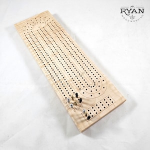 Tablero de cribbage de arce rizado hecho a mano con clavijas y espacio de almacenamiento. Grabado disponible.