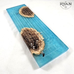 Premium handgemaakt cribbagebord gemaakt van bruine malee wortel en bora bora blauwe hars met pinnen en opbergruimte voor pinnen - gravure beschikbaar!