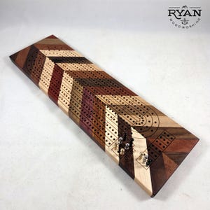 Handgemaakt visgraat- of chevron-cribbagebord gemaakt van 12 soorten hardhout met pinnen en opbergruimte voor pinnen - gravure beschikbaar!