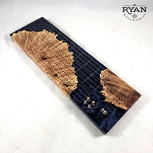 Premium handgemaakte cribbage-plank gemaakt van esdoorn en nachtblauwe hars met pennen en opbergruimte voor pennen - gravure beschikbaar!