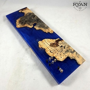 Premium handgemaakte cribbage-plank gemaakt van buckeye wortel en diepzeeblauwe hars met pennen en opbergruimte voor pennen - gravure beschikbaar!