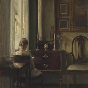 Carl Holsøe: Interno con una ragazza che legge (1903) Stampa artistica da parete Giclée su tela, incorniciata o avvolta in una galleria, rimasterizzata digitalmente (D6050)