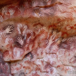 Artista desconocido [Cueva de las Manos Argentina] (ca. 7300 a. C.) Impresión de arte mural enmarcada o envuelta en lienzo (D4560)