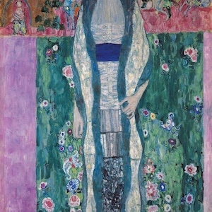 Peut inclure: Une peinture d'une femme en robe blanche et un châle bleu, debout devant un fond vert et rose. La femme porte un chapeau noir et a de longs cheveux noirs. L'arrière-plan est rempli de fleurs et d'autres détails.