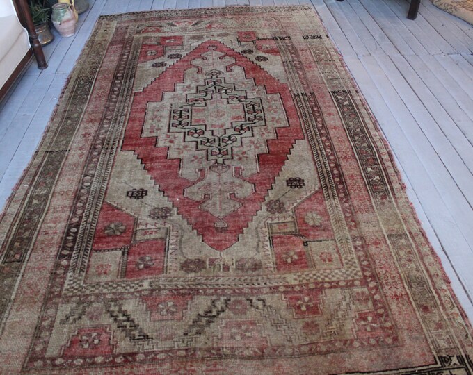 5'2"x10'8" Distressed Beige Medallion Rug, Vintage Turkish Anatolian Handwoven Wool Rug, Muted Colour Rug