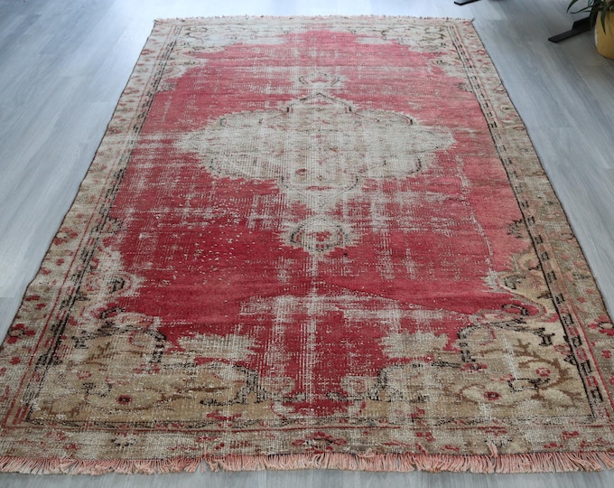 Vintage Red Rug, 5'8"x 8'7" Distressed Low Piled Medallion Rug / B-348
