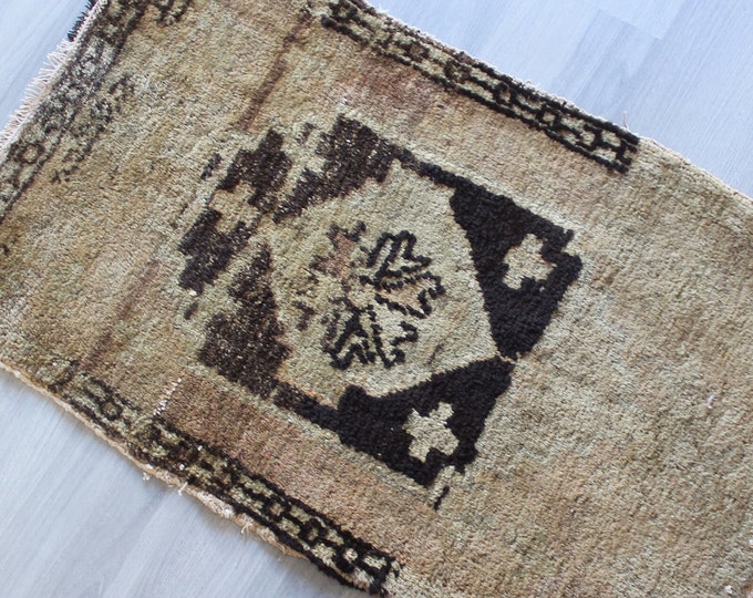 Pale Beige Rug, Beige Door Mat, Ethnic Beige Wool Door Mat , Small Bohemian Rug /  B-1525 /  1'8"X3'