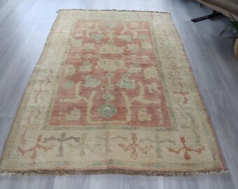 Alfombra vintage OUSHAK de 1,33 m x 2,03 m, color beige terracota apilado / B-512