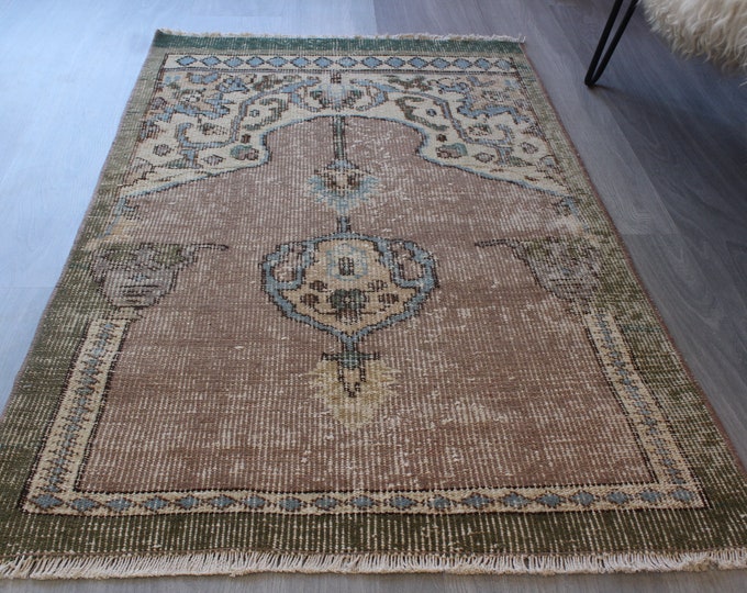 Small Vintage Rug, Chandelier Design Rug, Vintage Prayer Rug, Low Piled Small Rug , Vintage Handwoven Small Rug / B- 1714 / 2'5"x4'