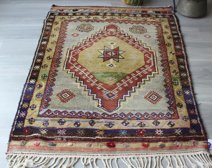 Small Ethnic Rug , Vintage Ethnic Rug , Vintage Anatolian Rug , Handwoven Wool Medallion Rug / B-1629 /