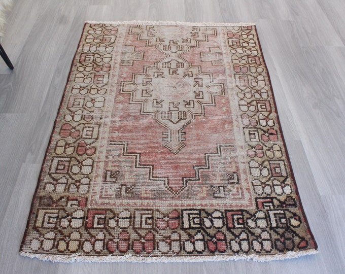 Vintage Small Rug, Low Piled Anatolian Rug, Small Distressed Rug  / B-1716 / 2'8"x4'4"