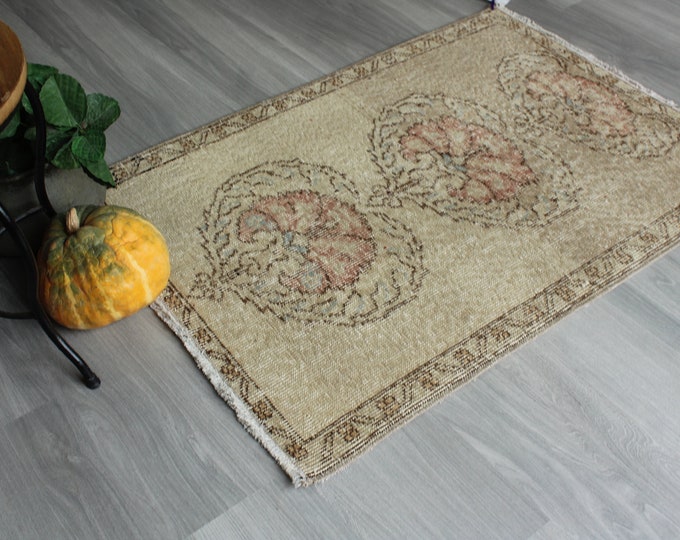 Vintage Oushak Rug, Small Beige Rug, Beige Handwoven Door Mat, Small Entry Rug, Bathroom Rug / B-1639 / 2'5"x3'4"
