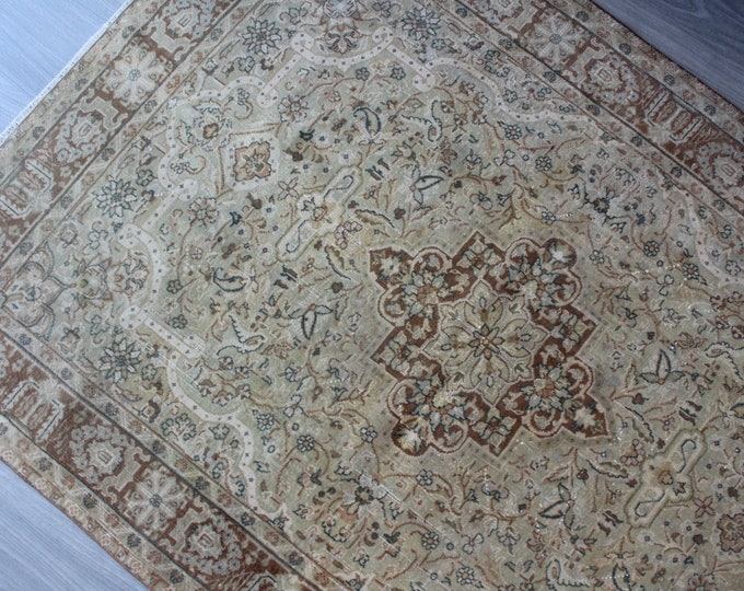 Small Oushak Rug, Traditional Turkish Area Rug, Classic Medallion Design Beige rug ,  Rug with shades of earth colors / B-1732 / 3'5"x5'